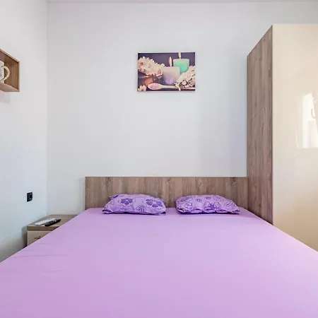 Curic Beachfront By Pag Tours Appartement