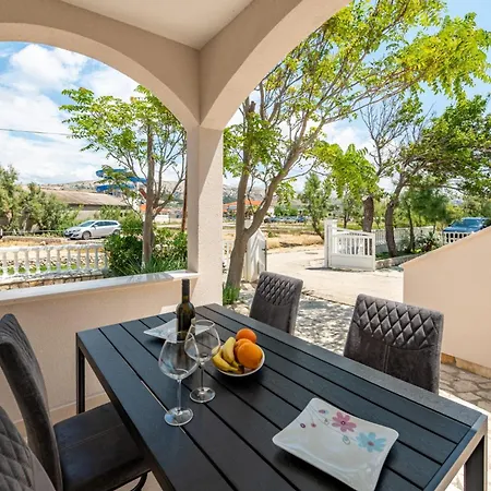 Curic Beachfront By Pag Tours *