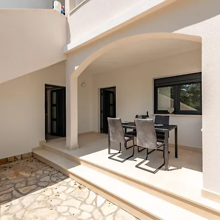 Curic Beachfront By Pag Tours *