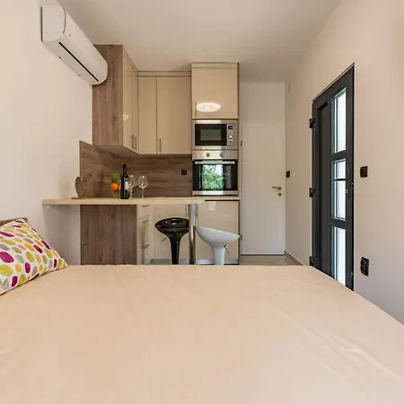 Curic Beachfront By Pag Tours *