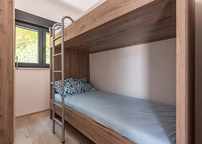 Curic Beachfront By Pag Tours Lägenhet