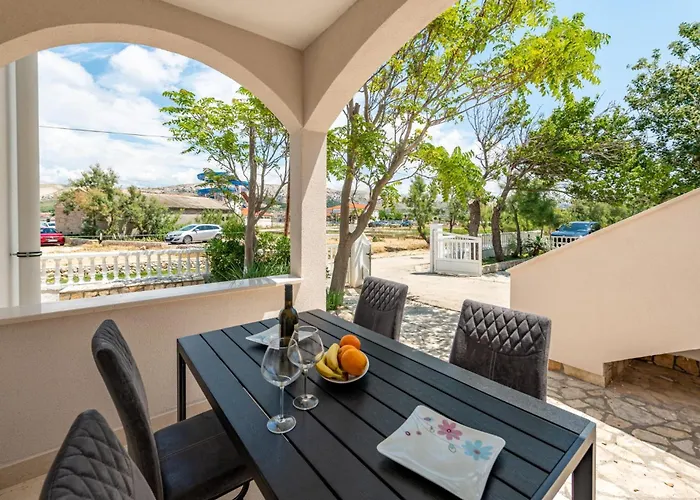 Curic Beachfront By Pag Tours *