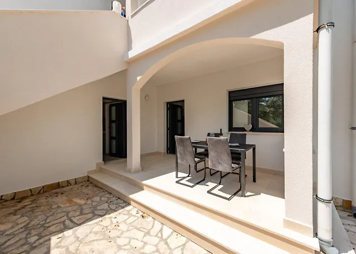 Curic Beachfront By Pag Tours *