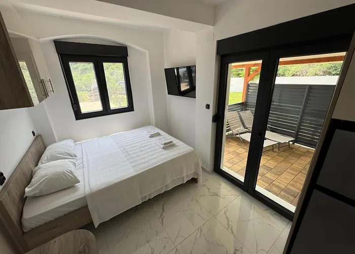 Curic Beachfront By Pag Tours Lägenhet