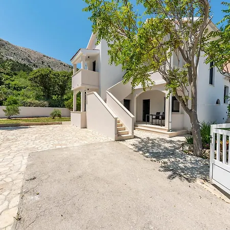 Curic Beachfront By Pag Tours Apartmán