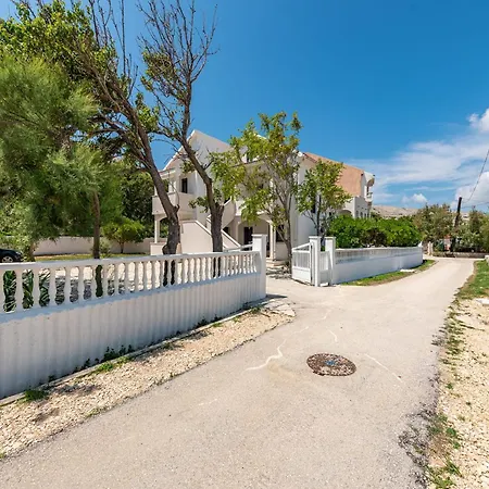 公寓 Curic Beachfront By Pag Tours