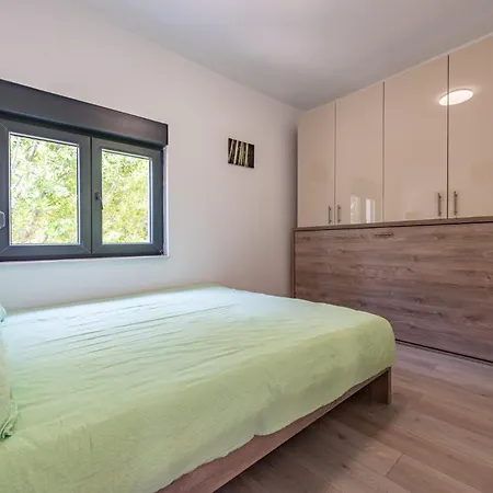 Curic Beachfront By Pag Tours Apartament