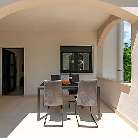 Curic Beachfront By Pag Tours Apartament
