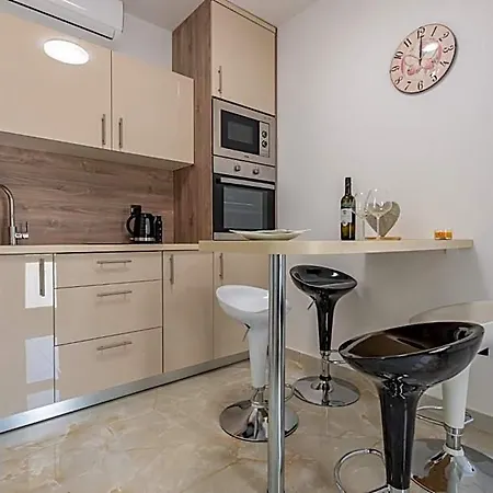 Curic Beachfront By Pag Tours Apartament