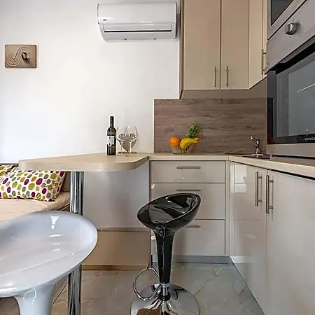 Curic Beachfront By Pag Tours Apartament