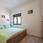 Curic Beachfront By Pag Tours Lägenhet