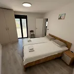 Curic Beachfront By Pag Tours Lägenhet *